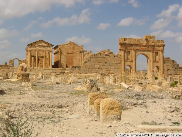 RUINAS ROMANAS DE SUFETULA. TÚNEZ.
La ciudad de Sbeitla se encuentra a 275 Km. al suroeste de la capital tunecina. Allí se pueden visitar las ruinas de la antigua ciudad romana de Sufetula.
