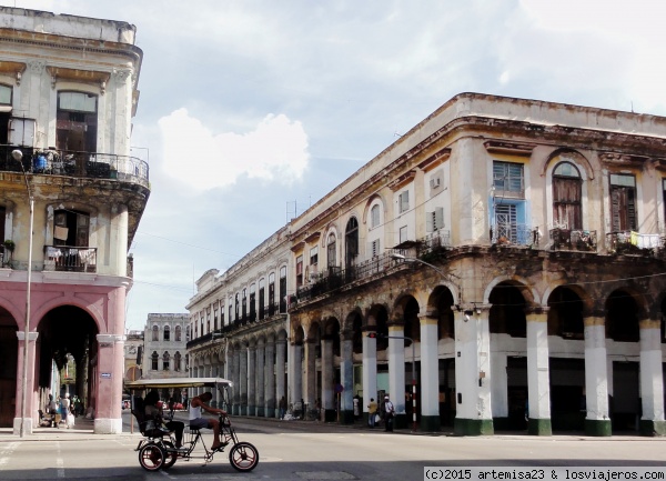 CALLE DE LA HABANA
Las calles de La Habana tienen un sabor especial y único; pese a que muchos de sus edificios presentan un estado lamentable de conservación, rezuman un innegable encanto envuelto en nostalgia de mejores tiempos.
