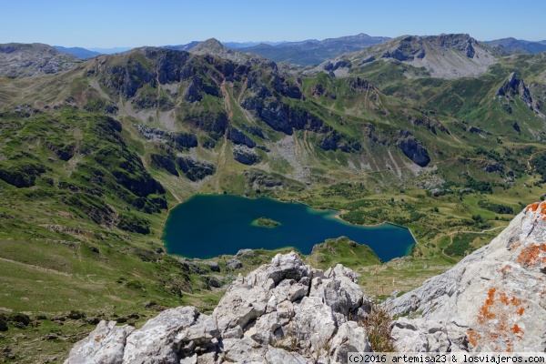 LAGO DEL VALLE DESDE PICO ALBO OCCIDENTAL. SOMIEDO. ASTURIAS.
Desde el Pico Albo Occidental se divisa el Lago del Valle, el más extenso de los lagos de Somiedo.
