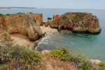 MARAVILLOS ACANTILADOS EN TORNO A PORTIMAO, ALGARVE PORTUGUÉS.