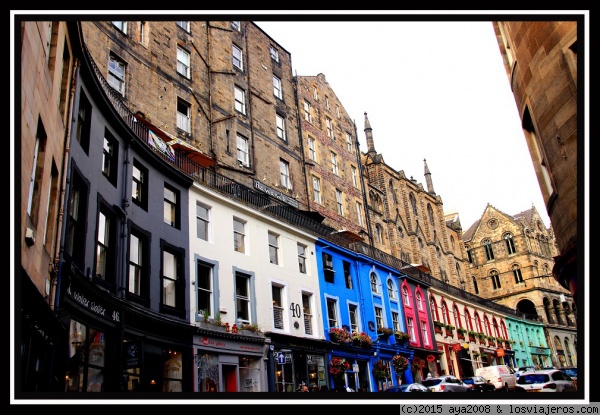 Delicioso contraste
VICTORIA ST. - EDIMBURGO(ESCOCIA)
Calle con dos niveles, en la parte baja hay diversos comercios cuyas fachadas tienen llamativos colores, la parte superior alberga  edificios  de estilo victoriano,que albergan numerosos restaurantes.
