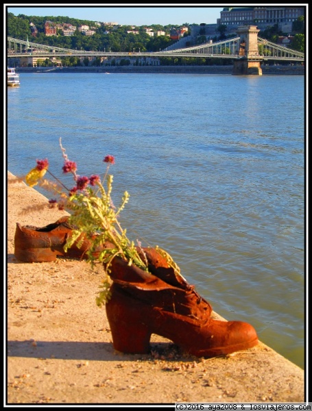 TRISTE RECUERDO
Monumento de los Zapatos a orillas del Danubio 
Recuerda a las víctimas de la Segunda Guerra Mundial ,mayormente judios,que fueron ejecutadas y arrojadas a las aguas de este río
