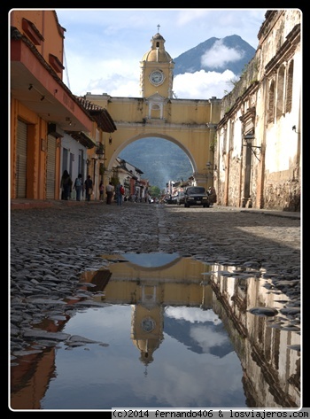El Arco de Santa Catalina
Un ícono de  La Antigua Guatemala Y un punto de referencia para ubicarse en la ciudad. 
Se encuentra en la 1a. Calle Poniente y 6ª Avenida Norte. Su ubicación crea una imagen que ha sido llevada a cuadros y fotografiada por innumerables personas; puede contemplarse con el Volcán de Agua en su fondo.
