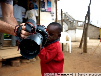 Futuro fotografo Tanzano
La cara de un niño en africa te  da mucho
