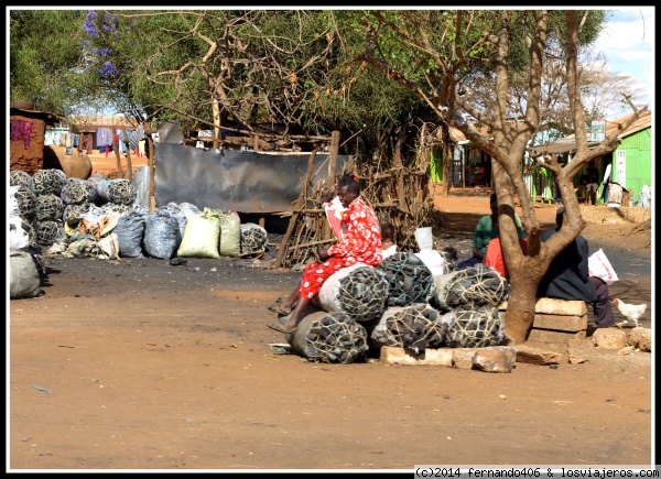 Carbón vegetal
En Kenya, muchos hogares todavía están usando leña y carbón vegetal como fuente de combustible principal para cocinar.
