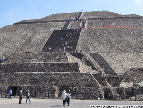 Teotihuacan
La Pirámide del Sol es la edificación más grande de Teotihuacan y una de las más grandes de Mesoamérica. Se encuentra en la Calzada de los muertos, entre la Pirámide de la Luna la antigua ciudad.Tiene 63,5 m de altura. En la cúspide había un templo y una estatua de un ídolo de grandes proporciones; ahora tan sólo queda una plataforma cuadrada de superficie un tanto irregular
