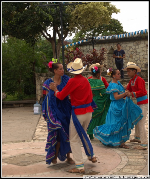 Bailes y Danzas
Bailes y Trajes Tipicos.
