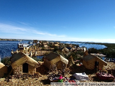 Los Uros,
Las islas flotantes de los uros son un grupo de islas artificiales hechas de totora construidas en el lago Titicaca.
