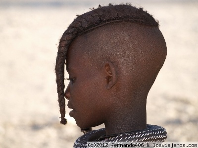 Himba
Todo hombre himba porta un collar elaborado con raíces de plantas que nacen en los ríos o de trocitos de las orejas de sus bueyes sagrados.
