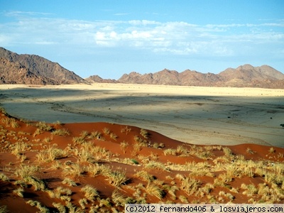 Namib, significa “enorme” en lengua nama.
Desierto de Namibia, 
la tierra de las dunas más altas del mundo
