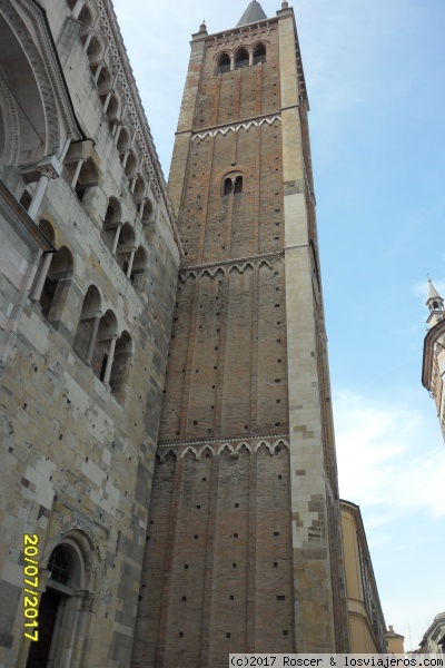 Fachada de la Catedral de Parma.
La catedral de Parma es una basílica catedral de la ciudad italiana de Parma, Emilia-Romaña. Es una importante catedral de estilo románico, y el fresco del artista il Correggio es una de las obras maestras al fresco de la época renacentista.
