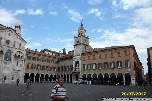 Detalle de la Piazza Grande, con su Catedral y la Galería Europa con soportales.
La visita a la Catedral es muy interesante. El edificio contiguo está lleno de bares y restaurantes.
