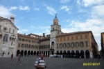 Detalle de la Piazza Grande, con su Catedral y la Galería Europa con soportales.