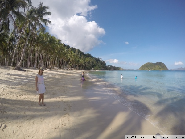 Playa de las cabañas. El Nido. Isla de Palawan
A unos 5 minutos en triciclo de El Nido podemos encontrar esta maravillosa playa donde además tienes un bar
donde tomarte una cerveza o comer bueno y barato.
