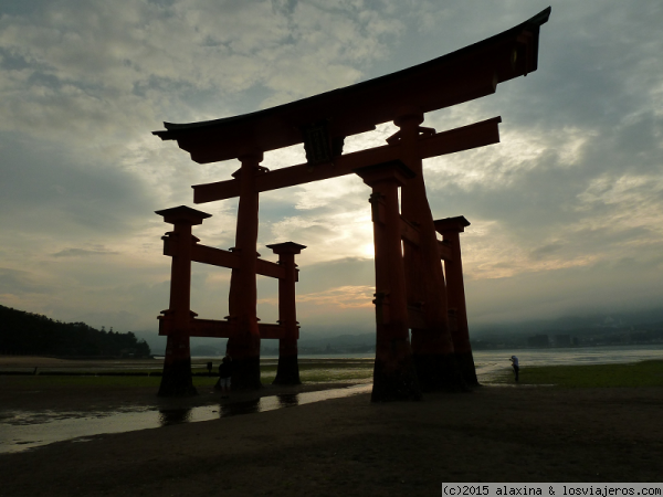 Torii de Miyajima
A la puesta de sol, con la marea baja...
