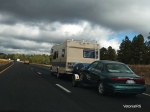 Caravana con coche a rastras