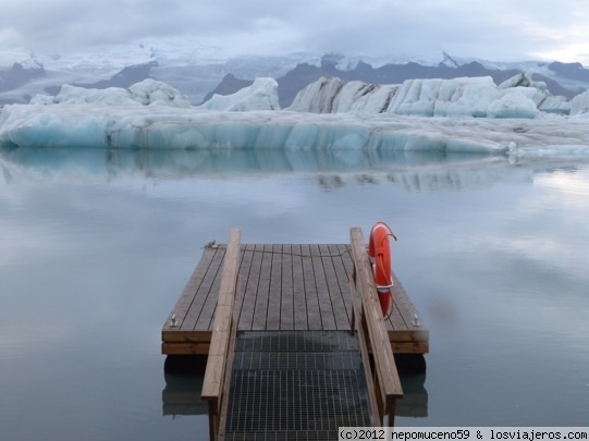 Jokulsarlon, Islandia
Embarcadero en la orilla del lago glaciar Jokulsarlon, al sur de Islandia. Los bloque de hielo que flotan en el lago pasan años dando vueltas hasta que salen al mar
