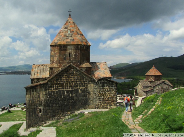 Sevanavank o Monasterio de Sevan
Monasterio de Sevan, junto al lago del mismo nombre, fundado en el 874 sobre el emplazamiento de un monasterio que existió previamente en el siglo IV y que fue destruído por los árabes.
