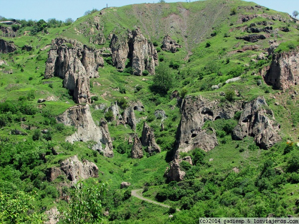 Khndzoresk
Khndzoresk, cerca de Nagorno Karabakh, sus cuevas estuvieron habitadas hasta comienzos del siglo XX y durante el período de guerra por el Karabakh contra los azeríes en la década de los 90
