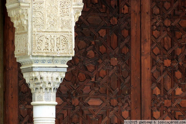 Un capitel y una puerta de la Alhambra
Capitel y puerta -con sus respectivas decoraciones- del Patio de Arrayanes de la Alhambra
