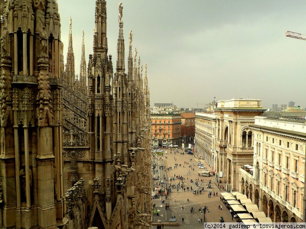Milan: Piazza del Duomo
El Duomo, la Piazza del mismo nombre y la Galleria Vittorio Emmanuele, vistos desde el tejado de la Catedral.
