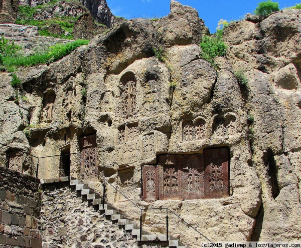 Monasterio de Geghard
Innumerables capillitas, habitáculos, cruces y khachkars del Monasterio de Geghard (siglo XII) se encuentran excavados en la roca
