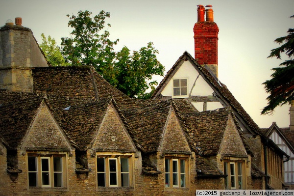 Lacock, Wiltshire
Tejados de las casas del pueblito de Lacock, en Wiltshire, que es Patrimonio Cultural gestionado por el National Trust
