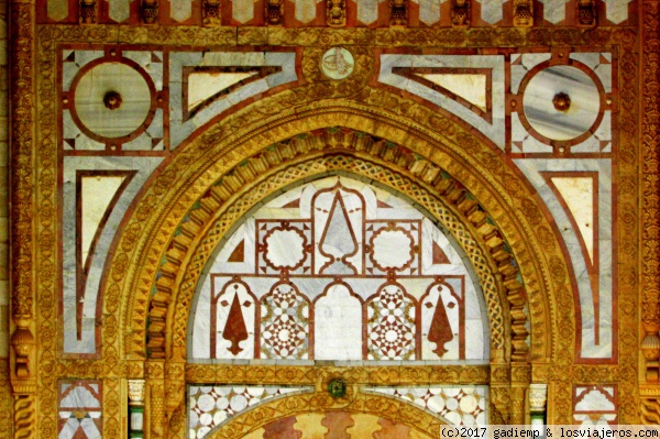 Palacio de Beiteddine
Decoración de mármol en el tímpano del Palacio de Beiteddine
