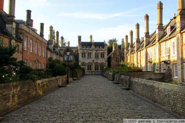 Wells: Vicar's Close con la Capilla y la Biblioteca al fondo
Vicar's Close, en Wells (Somerset) es considerada la más antigua calle residencial que se conserva en su estado más puro de Europa. Data de mediados del siglo XIV y ha permanecido intacta hasta nuestros días. Por ella y pasando bajo un arco se accede a la Catedral
