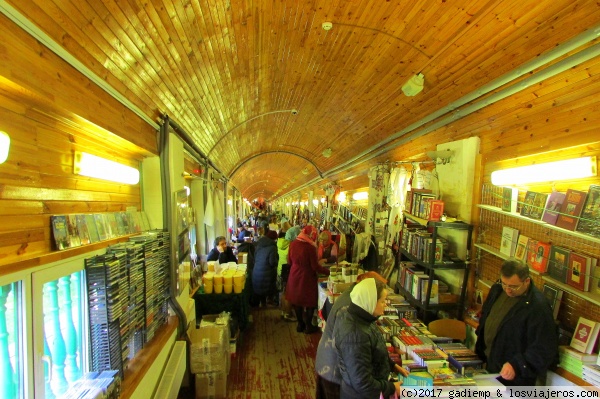 Kiev: Mercado religioso de Pechersk Lavra
¿Inquietudes religiosas? ¡No se preocupe! El mercadillo religioso del Monasterio de las Cuevas tiene la solución que busca: iconos, escapularios, libros, estampitas, rosarios, relicarios, cirios. Situado en la larguísima galería en cuesta que le conduce a la Cueva Superior del Monasterio.
