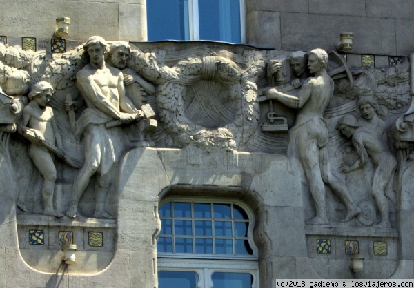 Budapest: Palacio Gresham
Detalle del friso de la fachada del Palacio Gresham -obra de Geza Maroti- que representan escenas del lema 