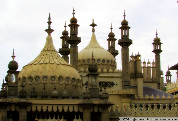 Brighton: Cúpulas y minaretes del Royal Pavilion
Una obra del arquitecto inglés John Nash, siguiendo principios estilísticos de clara influencia oriental. Fue una de las residencias de Jorge IV
