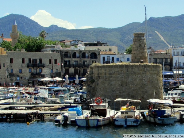 Puerto de Kyrenia (Chipre del Norte)
El pintoresco Puerto de Kyrenia tiene una pequeña torre veneciana en el centro (que era parte del Castillo, situado junto al puerto). La torre del fondo es la de la Mezquita de Aga Cafer Pasa. Detrás están las montañas de los Pentadaktylos
