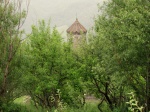 Tatev: Una torre asoma entre el arbolado