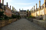 Wells: Vicar's Close con la Capilla y la Biblioteca al fondo