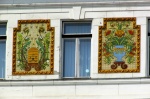 Pécs: Decoración de la fachada de la Sede del Condado