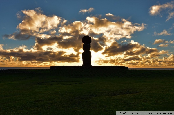 Ahu Tahai. Rapa Nui, Isla de Pascua.
La luz de Rapa Nui es una de las más bonitas que he visto. Aquí la puesta de sol en  Ahu Tahai.
