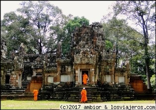 Angkor
Monjes ante un templo de Angkor (Camboya)
