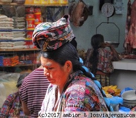 Guatemalteca
Mujer guatemalteca de la zona de Atitlan, con su huipil y demás indumentaria característica
