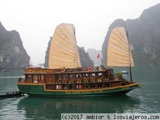 Bahía de Halong
Navegación en la bahía de Halong
