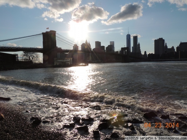 Manhattan Skyline
EL  puente de Brooklyn junto al skyline de Manhattan
