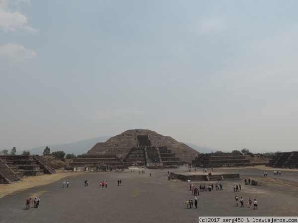 Teotihuacán
Zona Arqueológica de Teotihuacán, de fondo la pirámide de la luna.
