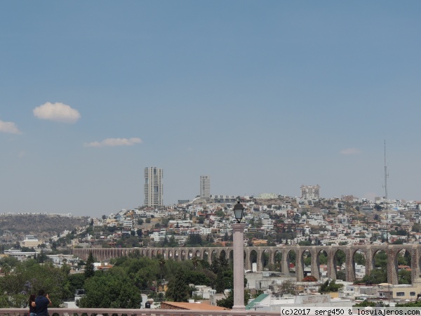 Querétaro
Mirador de los Arcos, se ve el acueducto de la época colonial, construido en el siglo XVIII.
