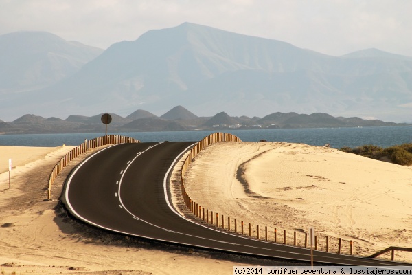 Carretera Dunas de Corralejo
El Parque Natural de Corralejo se encuentra en el norte de la Isla de Fuerteventura, la carretera de la foto atraviesa un campo de dunas y parece que va a dar al mar, divisándose al fondo, el Islote de Lobos y la Isla de Lanzarote.
