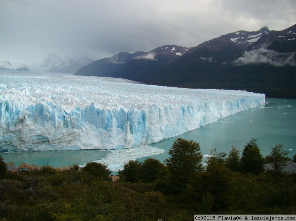 Glaciar Perito Moreno, Calafate, Argentina
El Glaciar Perito Moreno es el mas famoso por su tamaño pero no el único de la zona de Calafate en el sur de la República Argentina. Es de esos paisajes donde uno siente que la naturaleza se impone, de tal manera que es imposible no rendirse a su majestuosidad y belleza.
