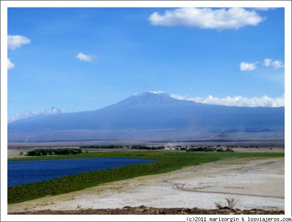 Al resguardo del Kilimanjaro.
Charca en Amboseli con el Kilimanjaro como telón de fondo.
