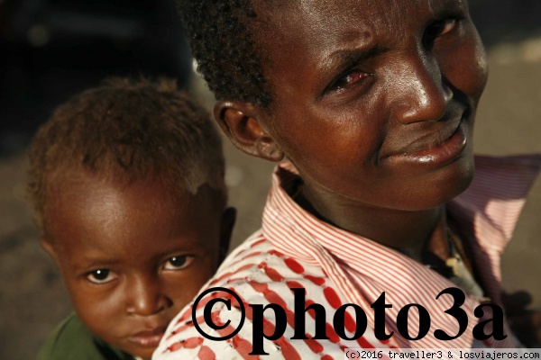 Miradas  Lago turkana
Miradas de madre e hijo en el lago turkana
