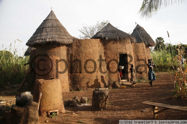 Tata de la etnia somba
Tata, tipica construccion de la etnia somba en el Norte de Togo.
