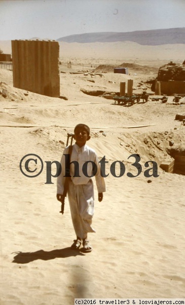 Templo de la luna Marib
niño armado con kalashnikov vigilando el templo de la luna en Marib
