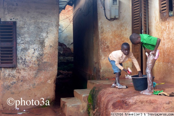 Bañandose
2 niños bañandose en la entrada de su casa
